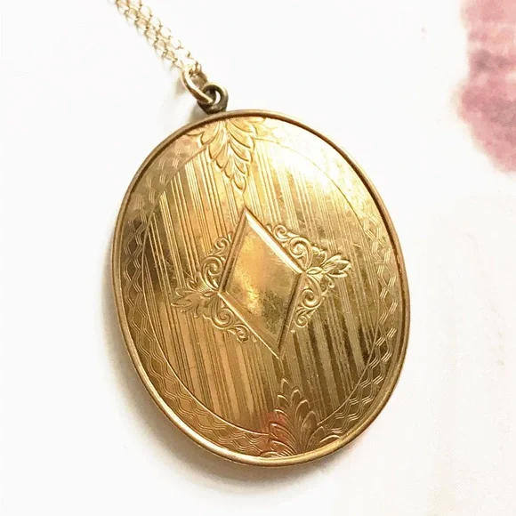 Victorian Gold Locket Necklace - Picture 1 of 8